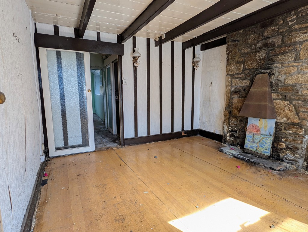 Lot: 4 - TERRACED TWO-BEDROOM COTTAGE FOR UPDATING - Living room
